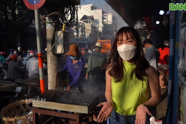 Kẹt xe ở phố cá lóc nướng tại TPHCM