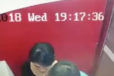 Hình ảnh rút trộm tiền bằng thẻ ATM ghi sẵn mật khẩu ở Đà Nẵng