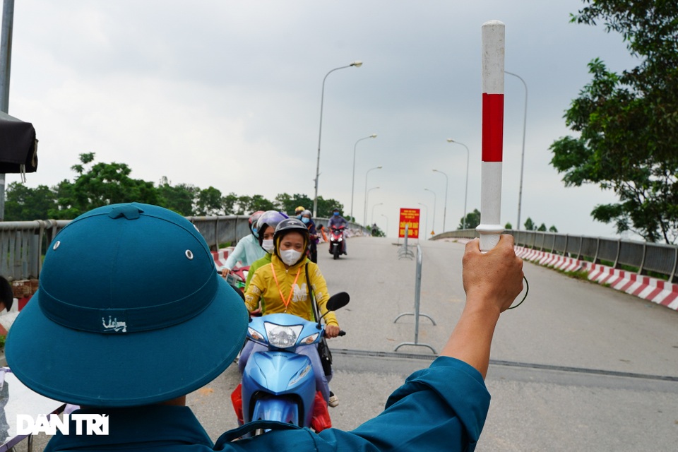 Muôn kiểu chốt chặn phòng dịch tại các ngả đường ở vùng giáp ranh Hà Nội - 12 Muôn kiểu chốt chặn phòng dịch tại các ngả đường ở vùng giáp ranh Hà Nội - 12