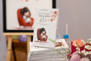 Chuyện xúc động về "những ngày không dám khóc" của nữ y tá Việt nơi xa xứ