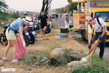 Khách tây nhặt rác ở Đà Nẵng: "Tôi không hiểu sao lại vứt rác ra đường?"