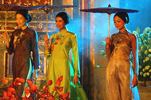 Lễ hội áo dài: “Lối xưa xe ngựa hồn thu thảo…”