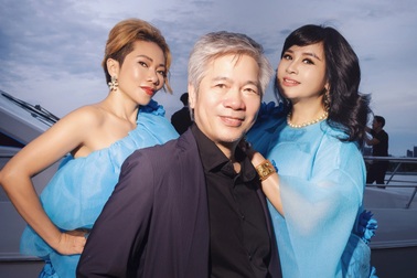 Thanh Lam và chồng bác sĩ sánh đôi dự show thời trang bên bờ sông Hàn