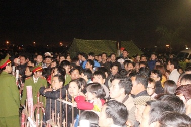 Biển người chen chúc trước giờ khai ấn đền Trần