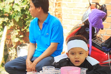 7 học sinh bị sóng cuốn: “Em nó vẫn đang chờ quà...”