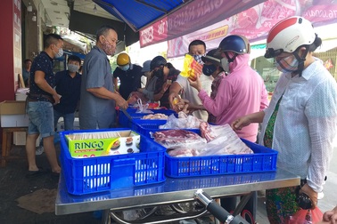 Dân "đổ xô" mua thực phẩm tích trữ, chính quyền Đà Nẵng khuyến cáo gì?