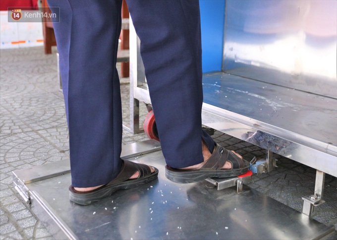 ATM gạo đầu tiên ứng dụng trí tuệ nhân tạo tại Đà Nẵng: Gọi điện hẹn trước 30 phút, nhận diện đúng người nghèo mới nhả gạo - Ảnh 11. ATM gạo đầu tiên ứng dụng trí tuệ nhân tạo tại Đà Nẵng: Gọi điện hẹn trước 30 phút, nhận diện đúng người nghèo mới nhả gạo - Ảnh 11.
