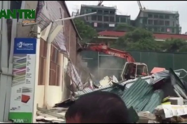 Phá dỡ nhiều ki-ốt, cửa hàng xây dựng trái phép trên vỉa hè Hà Nội