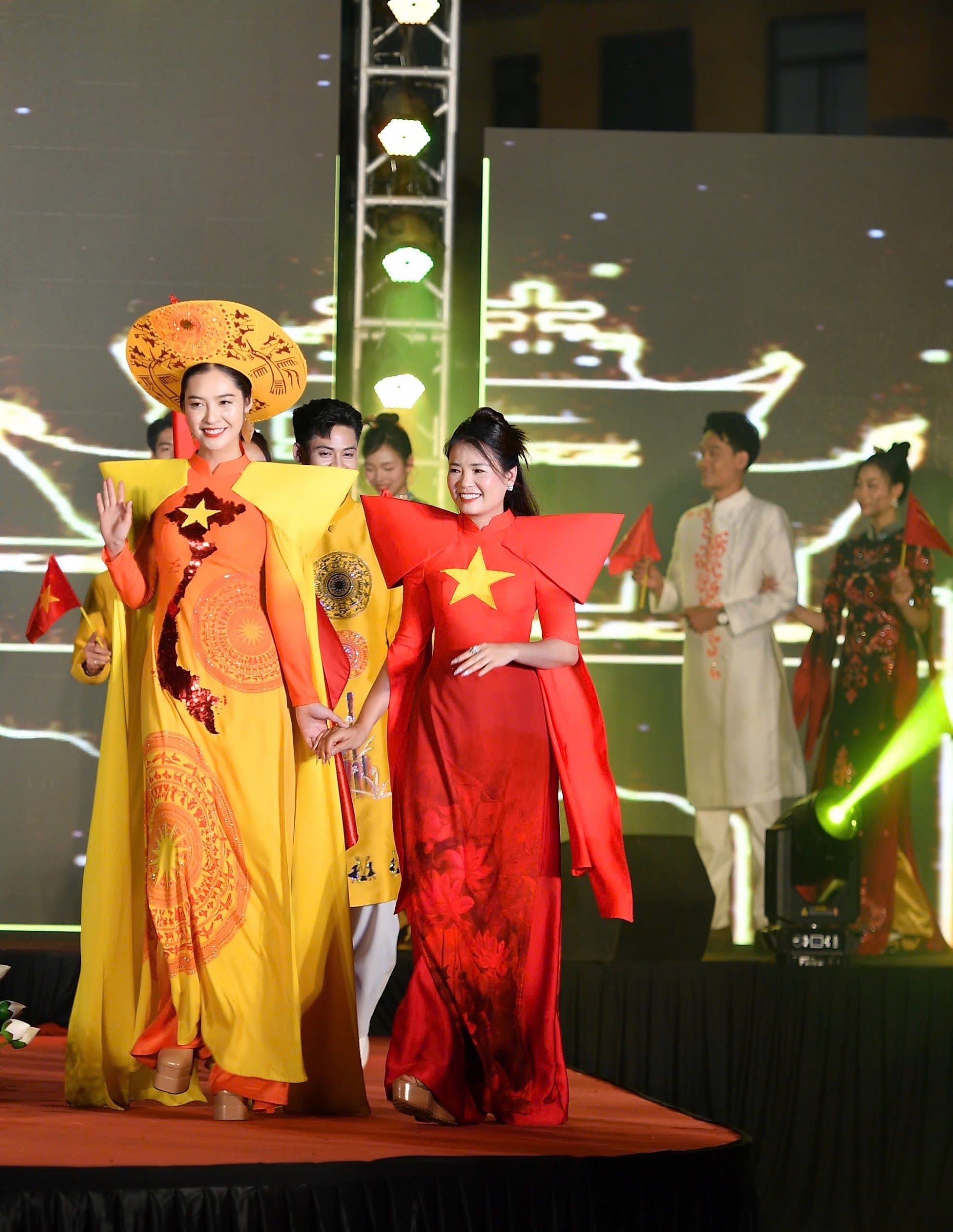Miss Nong Thuy Hang performs Ao Dai inspired by the country's shape - 4 Hoa hậu Nông Thúy Hằng trình diễn áo dài lấy cảm hứng từ dáng hình đất nước - 4