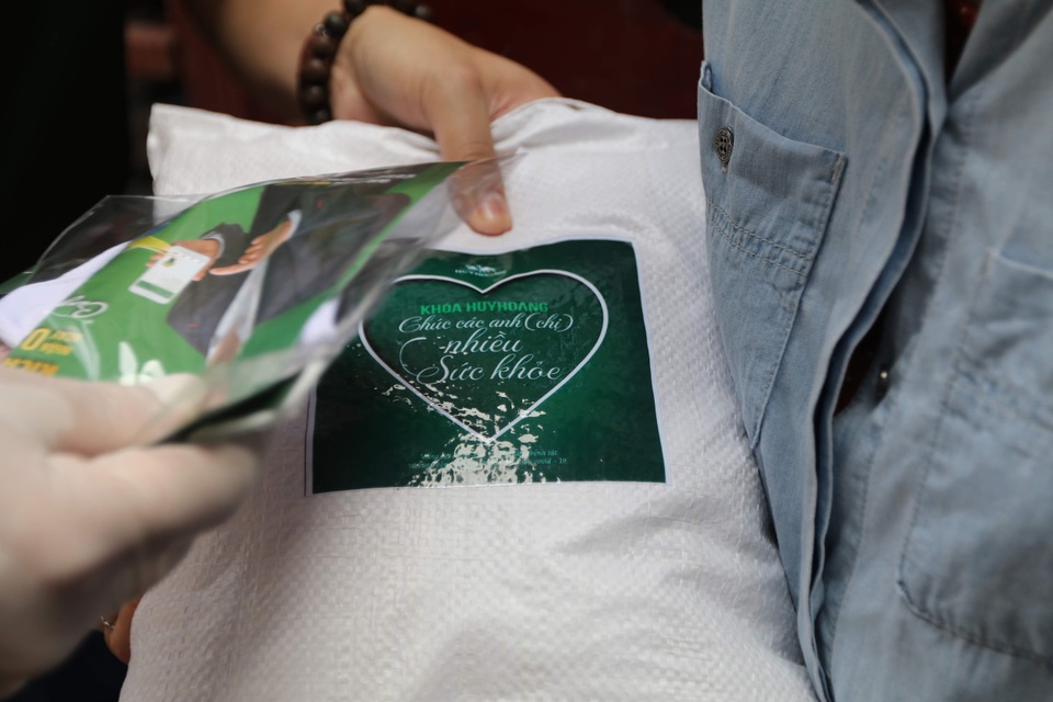 Khóa Huy Hoàng trao hàng trăm suất quà cho bệnh nhân nghèo xóm chạy thận - 3