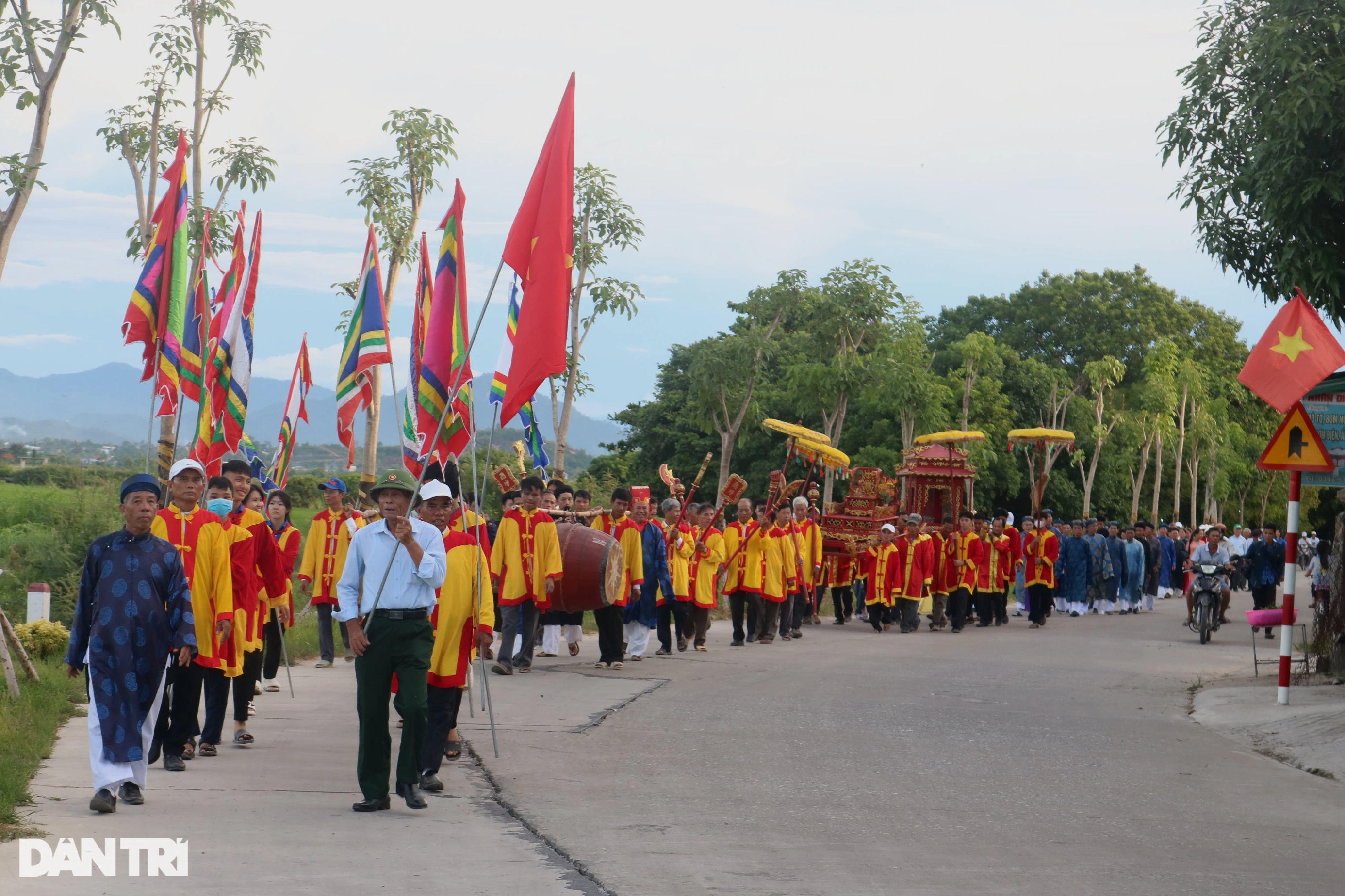 View - Xem khách Tây làm trâu cày, dân làng rước kiệu Bà Cầu | Báo Dân trí