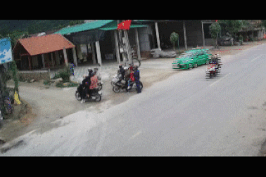 Taxi tông thẳng vào nhóm 11 người đi chơi Tết, 4 người nhập viện