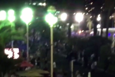 Khoảnh khắc xe tải lao vào đám đông ở Pháp