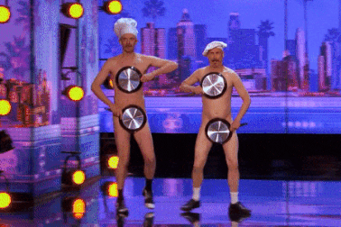 Nghệ sĩ với trang phục hài hước, gây náo loạn sân khấu