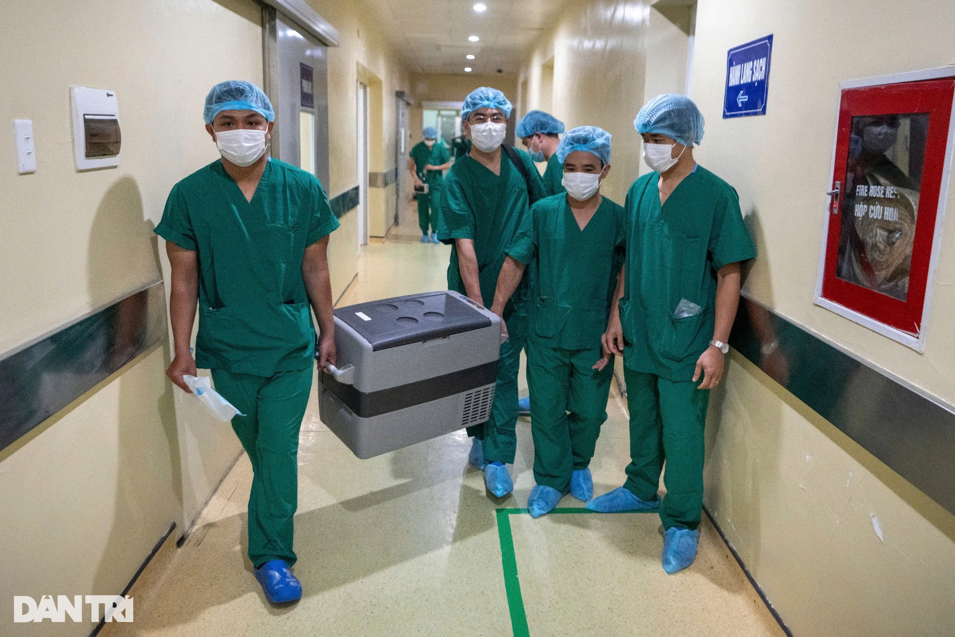 Trận đánh của hơn 60 y bác sĩ để chàng trai Hà Nội tái sinh 6 cuộc đời - 13 Trận đánh của hơn 60 y bác sĩ để chàng trai Hà Nội tái sinh 6 cuộc đời - 13