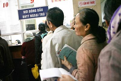 Người nghèo đóng tiền cho nhà giàu khám bệnh 