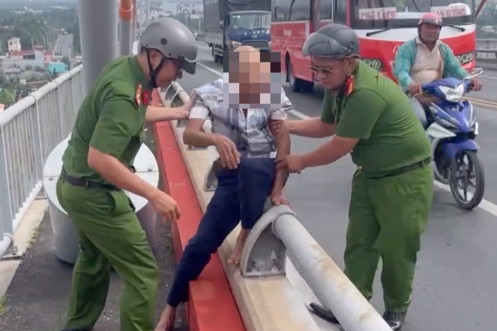 Kịp ngăn người đàn ông có biểu hiện nghi nhảy cầu Rạch Miễu tự tử - 1 Kịp ngăn người đàn ông có biểu hiện nghi nhảy cầu Rạch Miễu tự tử - 1
