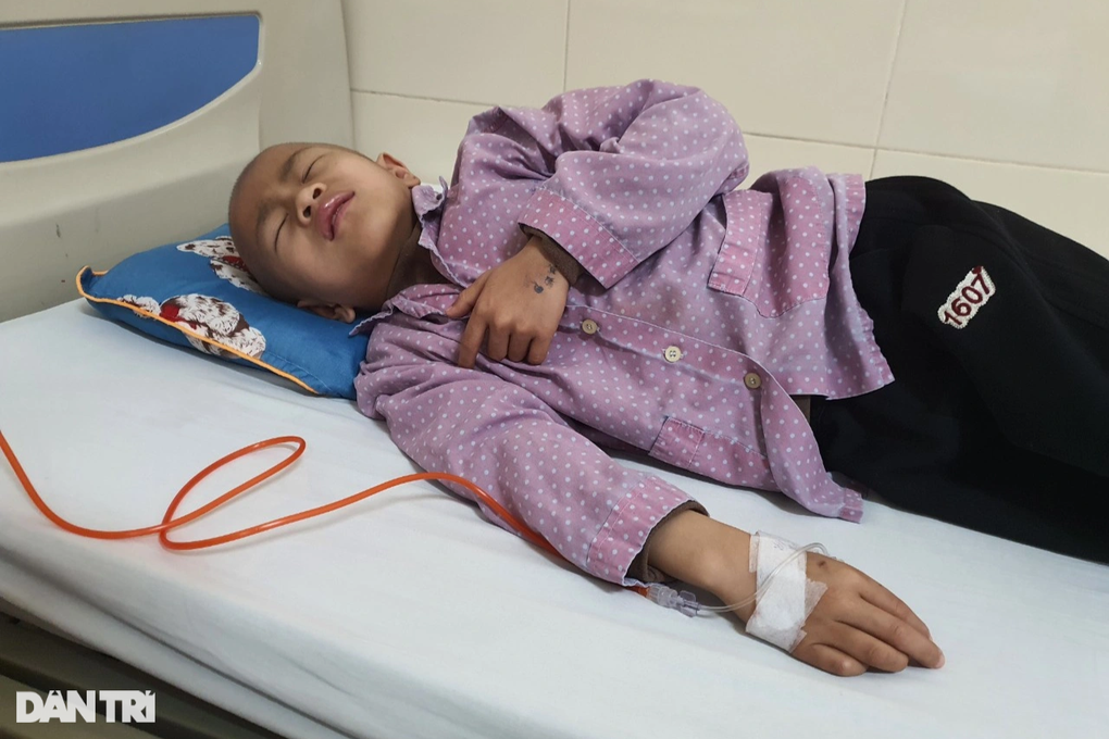 5 năm níu kéo sự sống vì bệnh ung thư, cậu bé 8 tuổi: Xin cô bác giúp con - 4 5 năm níu kéo sự sống vì bệnh ung thư, cậu bé 8 tuổi: Xin cô bác giúp con - 4