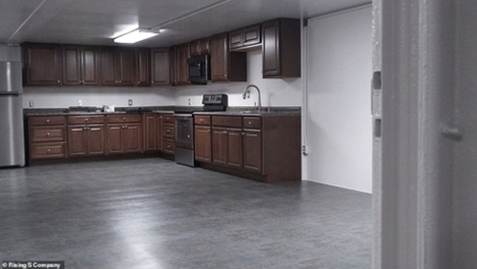 Né Covid-19, giới siêu giàu thế giới mua trang trại làm hầm trú ẩn - 8