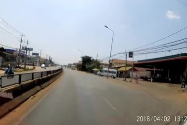 Xe khách quên đóng cửa, lao ra đường quốc lộ