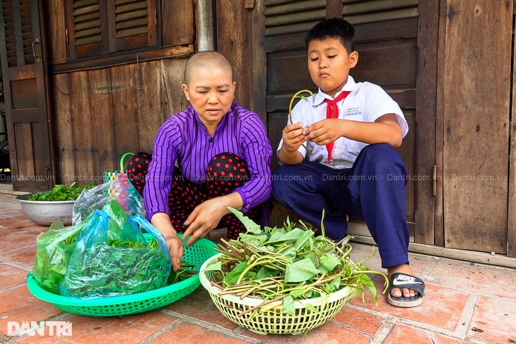 Chồng bỏ, người vợ ung thư bán từng mớ rau dại lo con đói ăn, thất học - 1 Chồng bỏ, người vợ ung thư bán từng mớ rau dại lo con đói ăn, thất học - 1