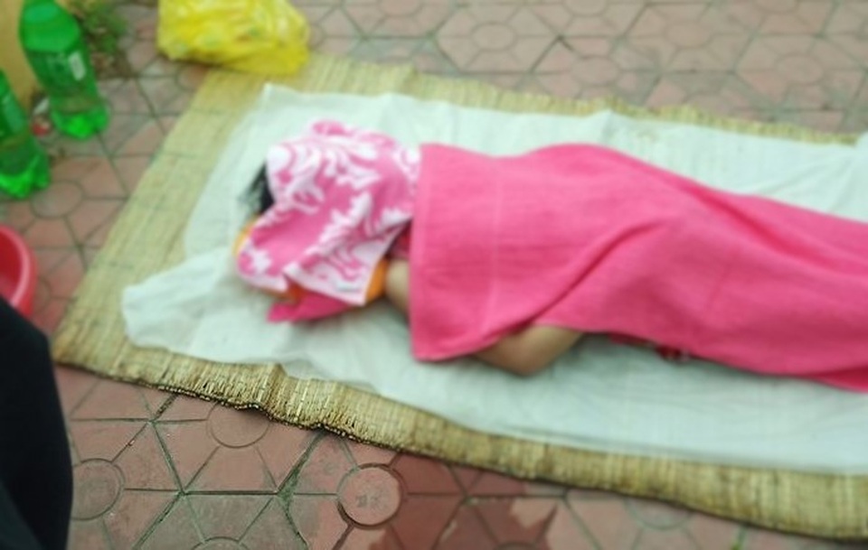 Thi thể bé gái nổi trên mặt hồ ở thành phố Vinh - 1 Thi thể bé gái nổi trên mặt hồ ở thành phố Vinh - 1