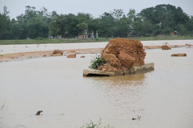 Đường chặn dòng thoát nước, người dân bất an khi lũ về