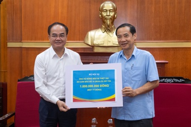 Bộ Nội vụ trao 1 tỷ đồng ủng hộ đồng bào gặp thiên tai kép