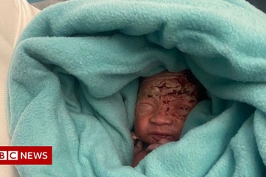 Cô gái trẻ sinh con rồi vứt vào trong thùng rác trên máy bay