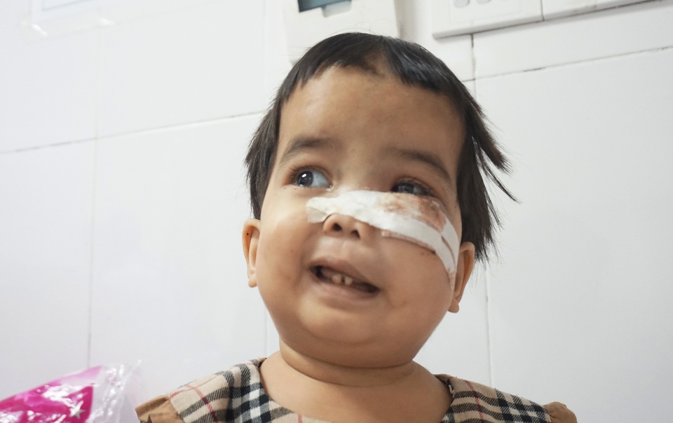 Nụ cười nhói lòng của bé gái mắc bệnh xương hóa đá hiếm gặp - 1 Nụ cười nhói lòng của bé gái mắc bệnh xương hóa đá hiếm gặp - 1