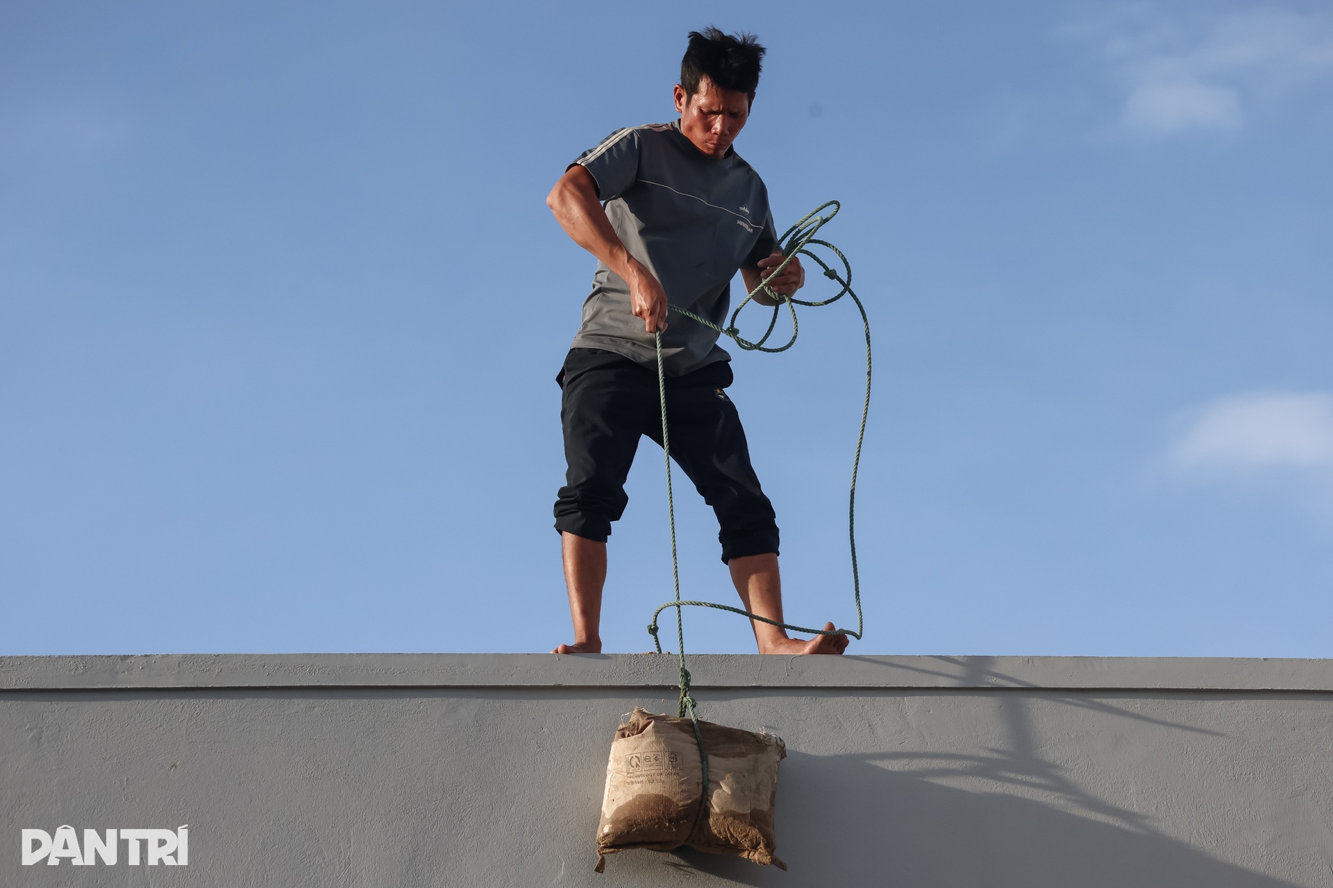 Người dân miền Trung bơm nước, xúc cát lên mái nhà chống bão Kalmaegi - 7