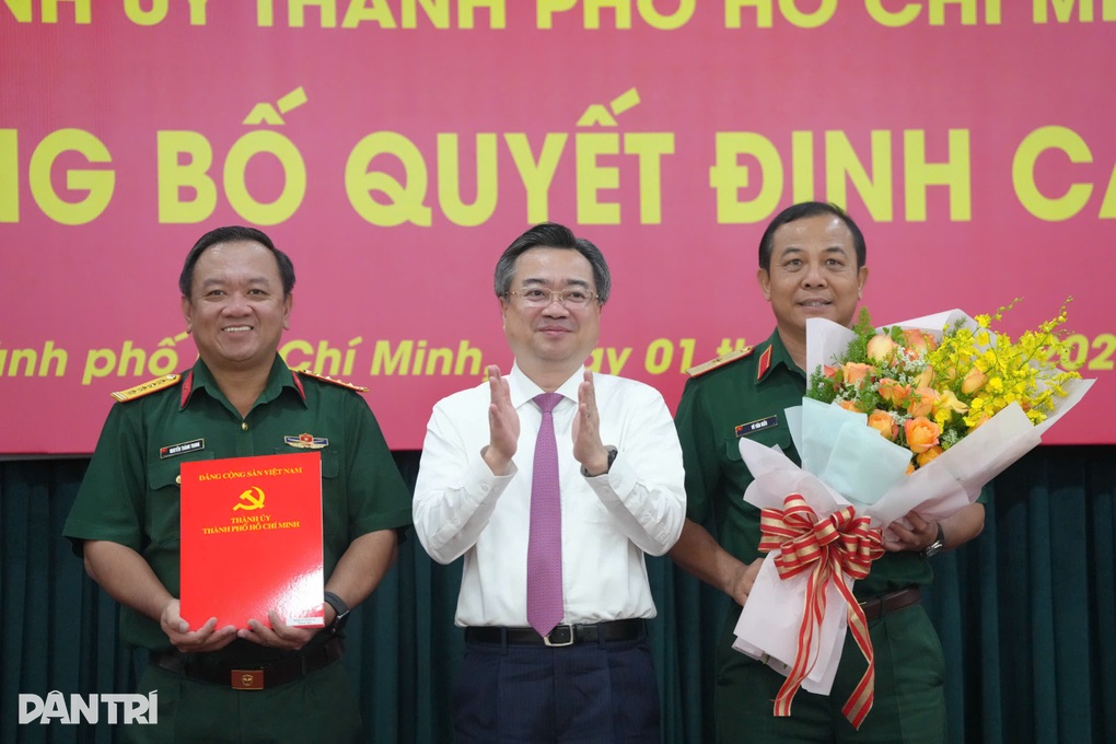 Thành lập Đảng bộ Công an và Đảng bộ Quân sự TPHCM mới - 2 Thành lập Đảng bộ Công an và Đảng bộ Quân sự TPHCM mới - 2