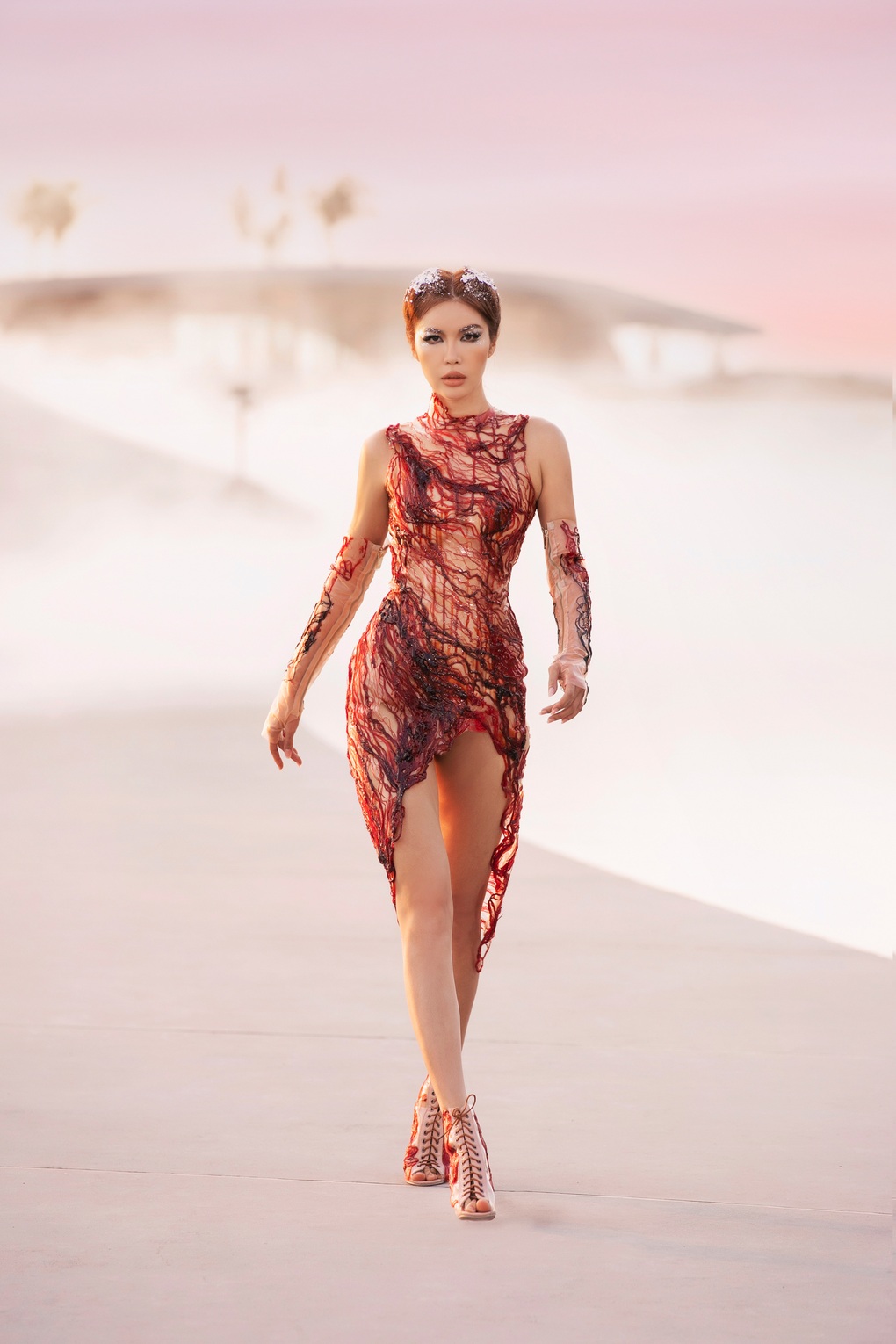 Thanh Hằng và dàn người đẹp catwalk trên mặt nước khiến khán giả phấn khích - 5