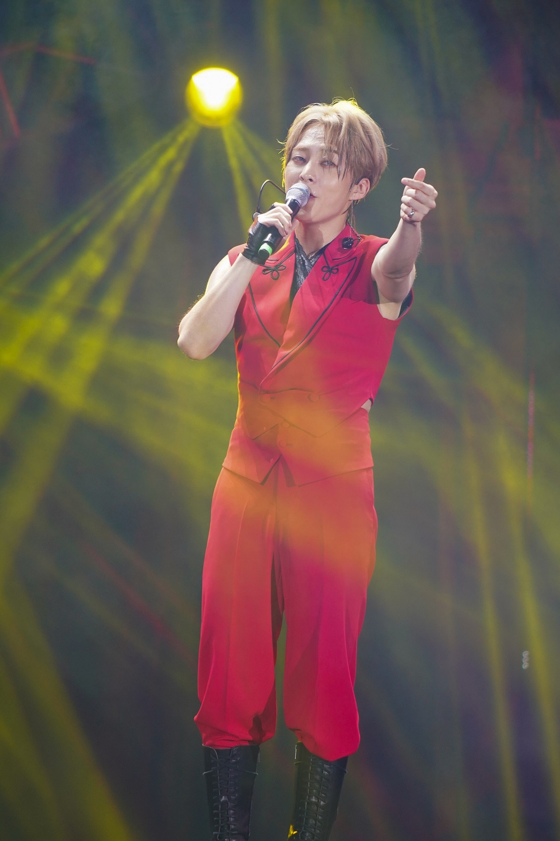 Ca sĩ XIUMIN cùng 100.000 khán giả bùng nổ ở đảo Vũ Yên - 4 Ca sĩ XIUMIN cùng 100.000 khán giả bùng nổ ở đảo Vũ Yên - 4