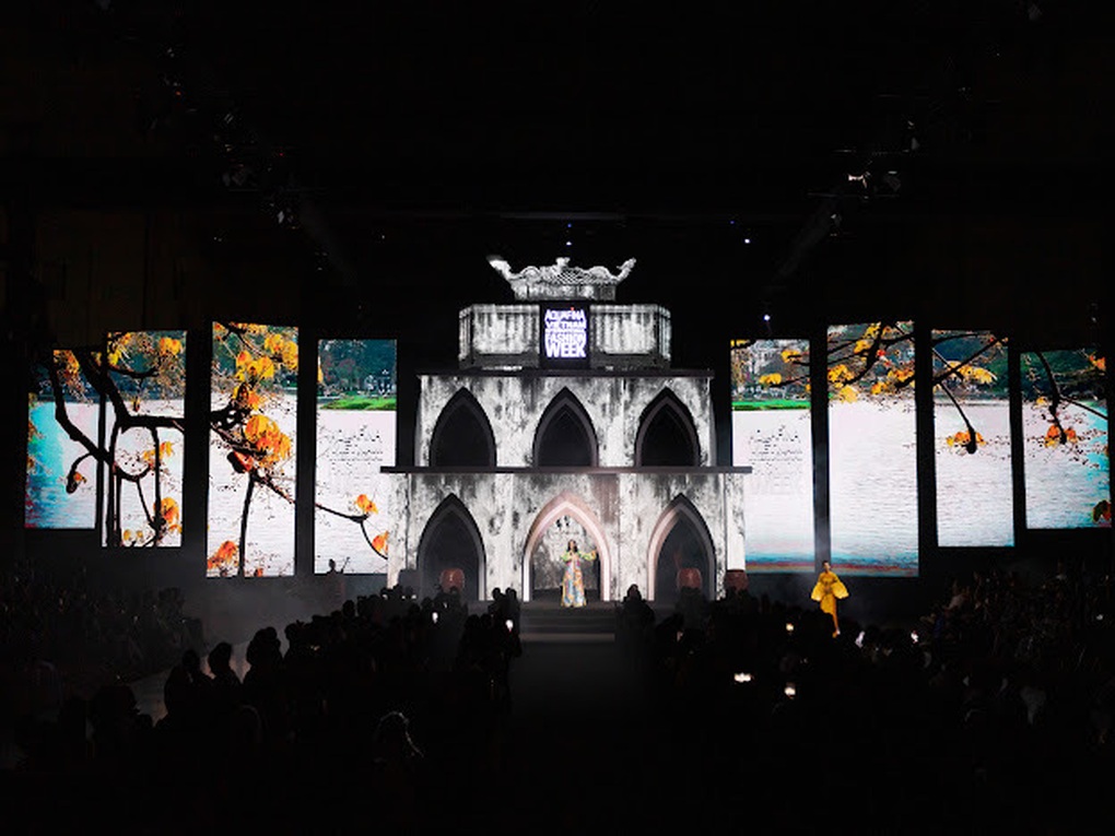 Hậu trường chưa kể tại Tuần lễ thời trang: Võ Hoàng Yến 4 lần làm vedette - 1