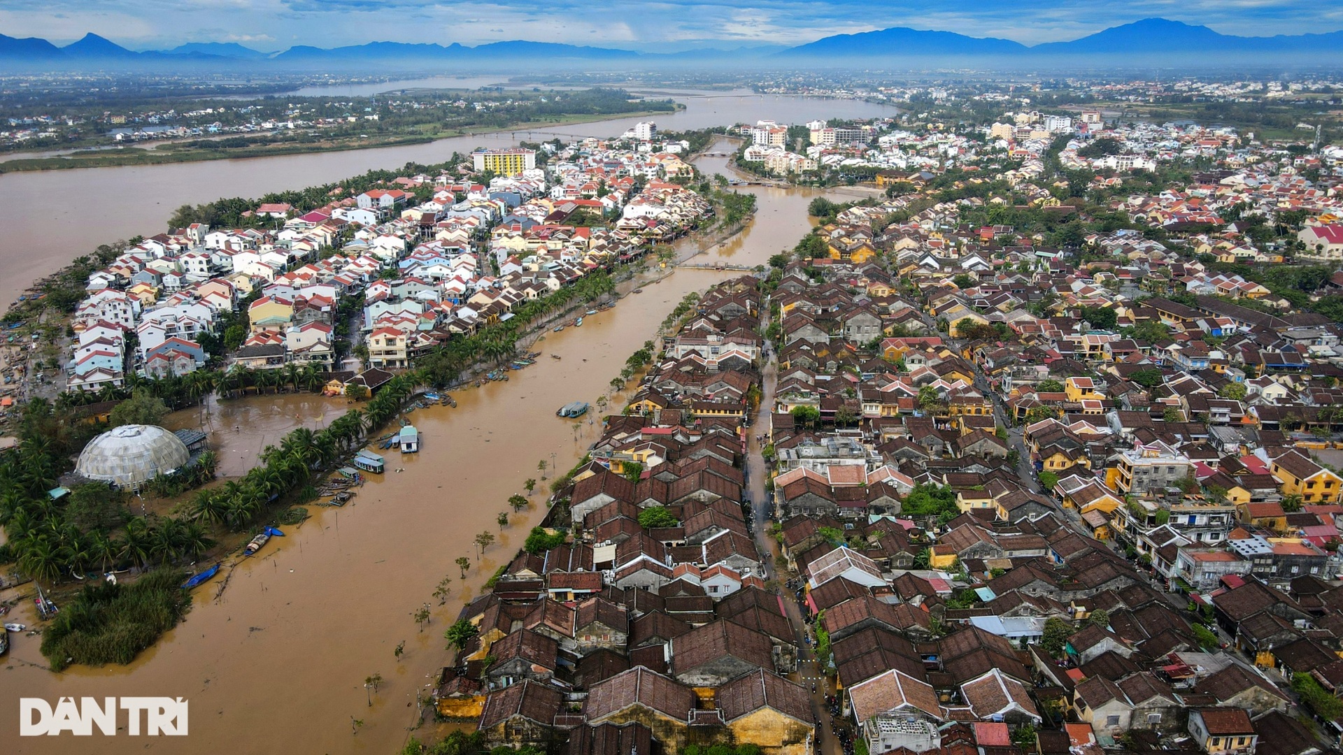 Người dân Hội An khẩn trương dọn bùn đất sau khi nước rút - 1 Người dân Hội An khẩn trương dọn bùn đất sau khi nước rút - 1