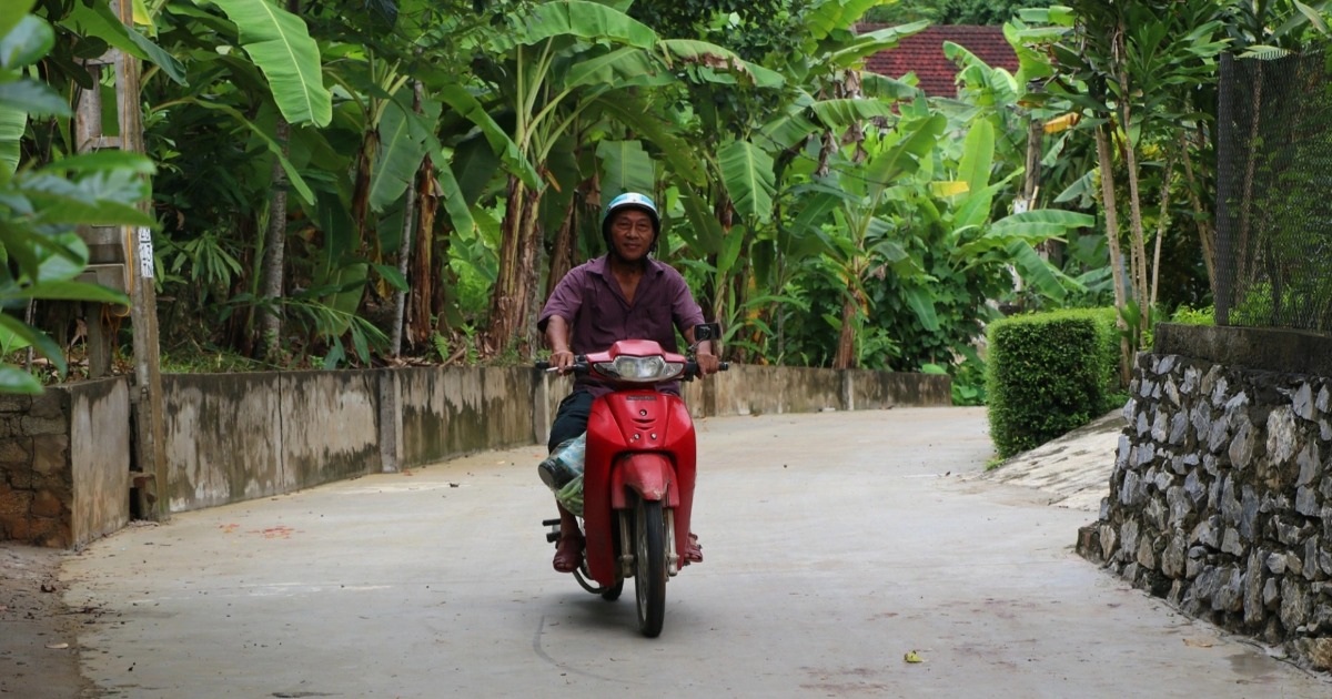 Ông Phan Trọng Trung: "Người dân đã đồng lòng, ủng hộ và tham gia nhiệt tình vào việc làm đường, xã không thể để bà con chịu thiệt thêm" (Ảnh: Hoàng Lam).