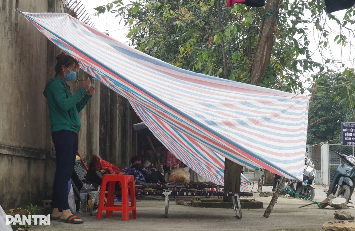 Khốn khổ cảnh ăn đường, ngủ lán của người nhà F0 nặng, có bệnh nền - 2 Khốn khổ cảnh ăn đường, ngủ lán của người nhà F0 nặng, có bệnh nền - 2