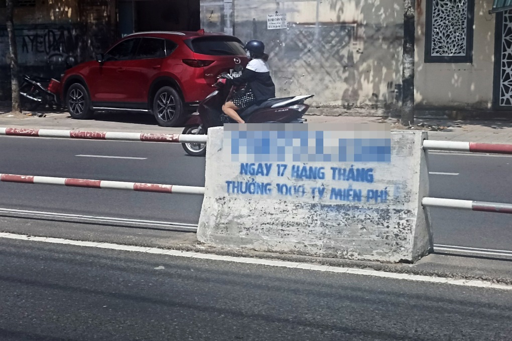 Web đánh bạc thưởng 1.000 tỷ được quảng cáo trên đường phố Nha Trang - 1 Web đánh bạc thưởng 1.000 tỷ được quảng cáo trên đường phố Nha Trang - 1