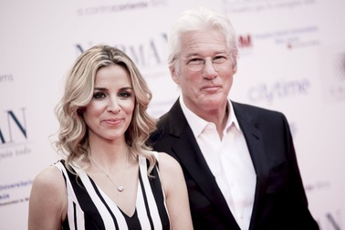 Tài tử Richard Gere có thêm con ở tuổi 70