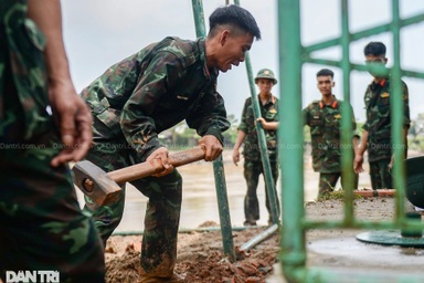 Quân đội tiến hành những bước đầu tiên để lắp cầu phao thay cầu Phong Châu