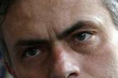 Đến Mourinho còn “khiếp” mặt sân Chelsea