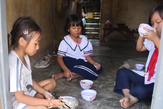 20 học sinh tự sống với nhau ở khu nhà hoang, bữa cơm chỉ cá khô và mì tôm