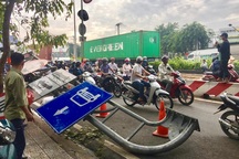 Xe container "bay" lên dải phân cách, quốc lộ ùn tắc gần 5km