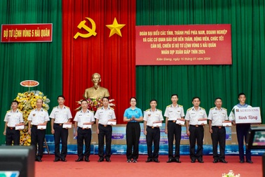 Gần 1 tỷ đồng tặng quà, chúc Tết quân dân vùng biển đảo Tây Nam