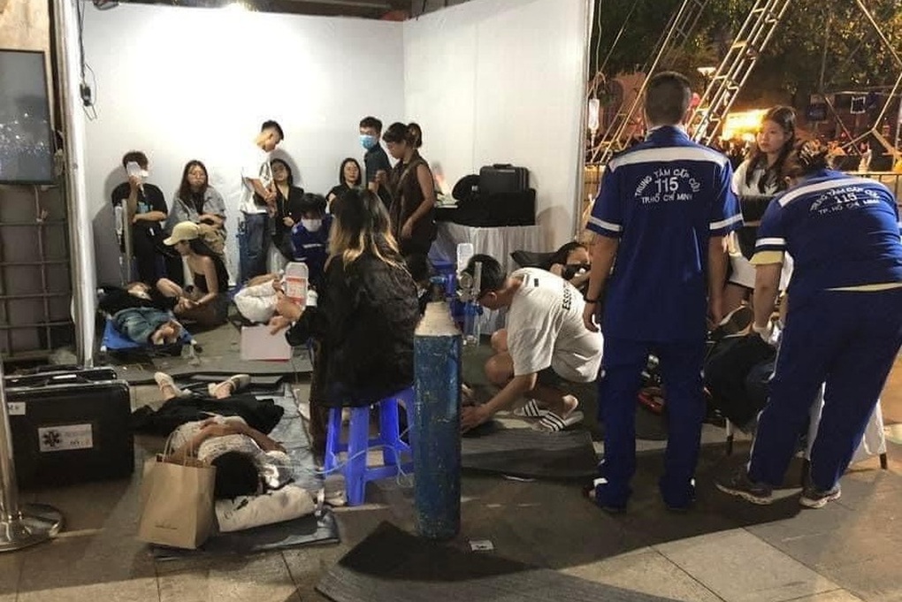 Ngất xỉu vì thiếu oxy, hàng chục người cần cấp cứu ở phố đi bộ Nguyễn Huệ - 3 Ngất xỉu vì thiếu oxy, hàng chục người cần cấp cứu ở phố đi bộ Nguyễn Huệ - 3