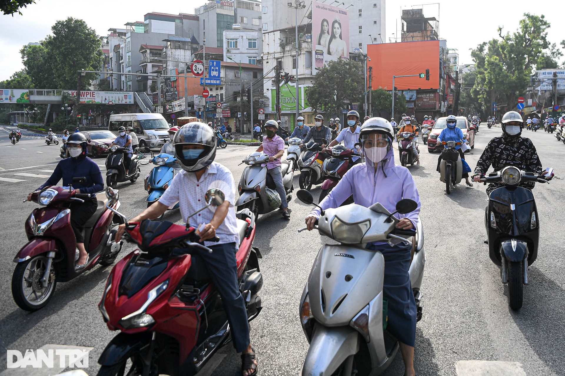 Nhiều tuyến đường Hà Nội đông đúc xe cộ ngày đầu tuần - 14 Nhiều tuyến đường Hà Nội đông đúc xe cộ ngày đầu tuần - 14