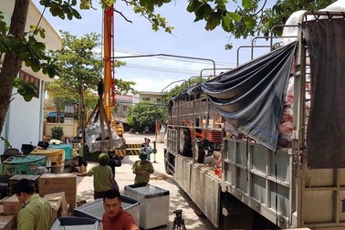 Bắt giữ xe tải vận chuyển số lượng lớn hàng không rõ nguồn gốc