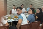 Tranh luận vụ lãnh đạo xã có mặt ở quán ăn khi chưa hết giờ làm việc