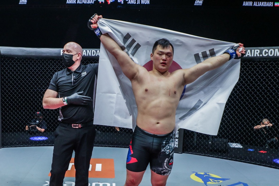 Chiến binh hùng mạnh Hàn Quốc một quại hạ knock-out đối thủ - 1 Chiến binh hùng mạnh Hàn Quốc một quại hạ knock-out đối thủ - 1